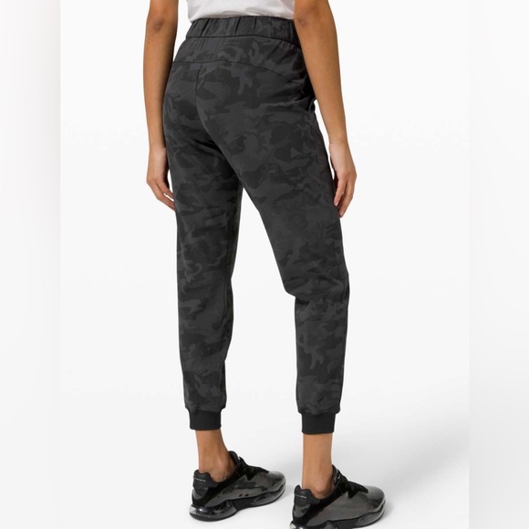 Lululemon discontinued “On the Fly” joggers- Camo size 2 - Picture 6 of 6